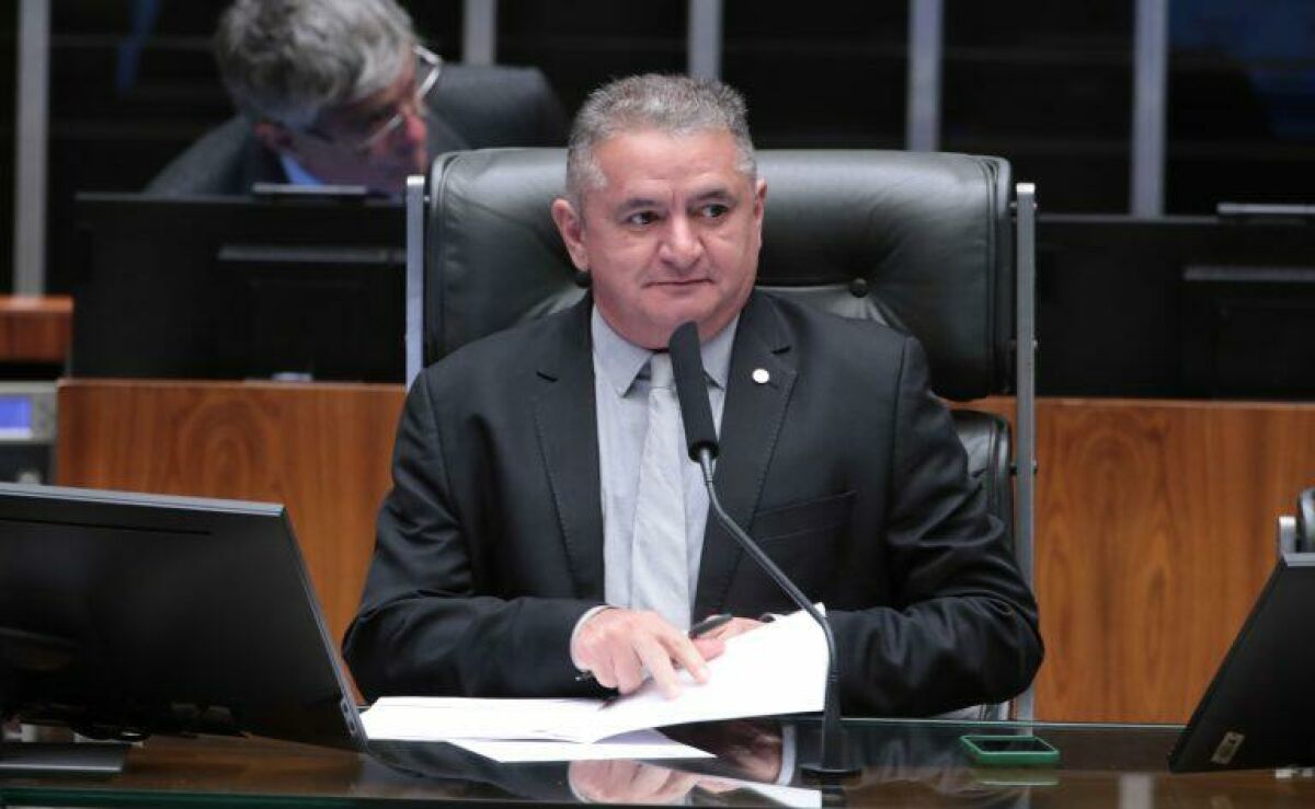Imagem principal de Comissão aprova proposta de estatuto para estudante da educação básica pública
